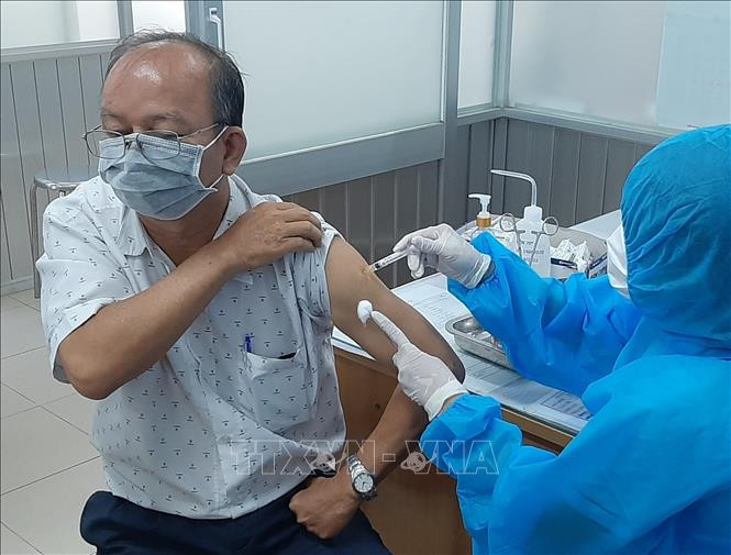 Tất cả người dân từ 18 tuổi trở lên sẽ được tiêm vaccine trong đợt này. Ảnh: Đức Hạnh - TTXVN