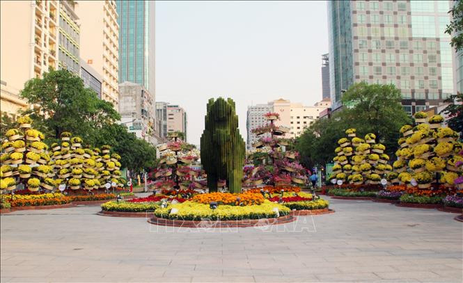 Chú hổ khổng lồ được tạo hình từ chất liệu rêu tạo nên điểm nhấn trên Đường hoa Nguyễn Huệ Tết Nhâm Dần 2022. Ảnh: Mỹ Phương - TTXVN