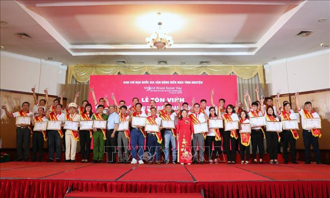 Lễ tôn vinh 100 người hiến máu tiêu biểu toàn quốc 2020. Ảnh: Thành Đạt - TTXVN