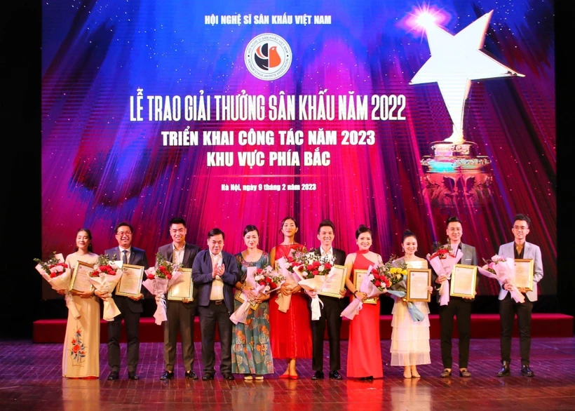 Trao giải cho các diễn viên xuất sắc năm 2022. Ảnh: Tuấn Đức - TTXVN