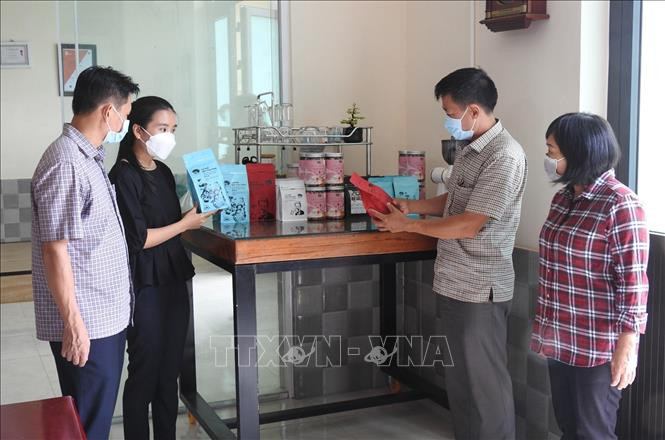 Các sản phẩm đa dạng của Hợp tác xã Nông nghiệp Công Bằng Pô Kô (Đăk Hà, Kon Tum) giúp tăng doanh thu và tạo thu nhập ổn định cho các thành viên. Ảnh: Dư Toán – TTXVN