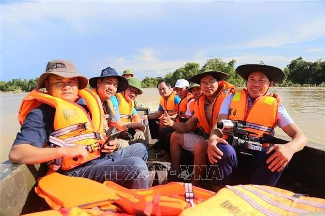 Các nhà báo, phóng viên trên địa bàn Hà Tĩnh trong chuyến về tác nghiệp tại vùng "rốn lũ" Phương Mỹ, Phương Điền (huyện Hương Khê). Ảnh: Hoàng Ngà - TTXVN