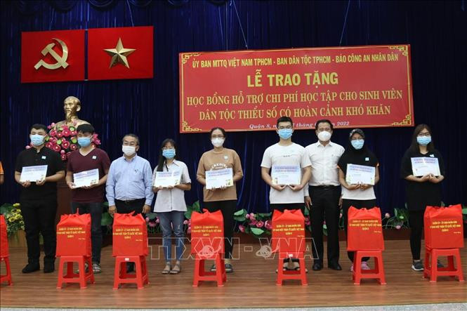 Trao tặng học bổng từ Quỹ Bảo trợ học sinh nghèo, học sinh dân tộc của Báo Công an nhân dân cho các sinh viên dân tộc có hoàn cảnh khó khăn trên địa bàn thành phố. Ảnh: Xuân Khu-TTXVN