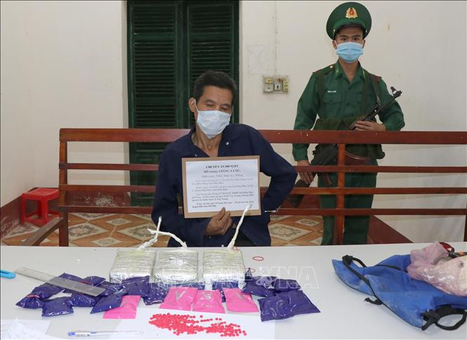 Bắt đối tượng Giàng A Lầu vận chuyển 3 bánh heroin và 4.000 viên ma túy tổng hợp
