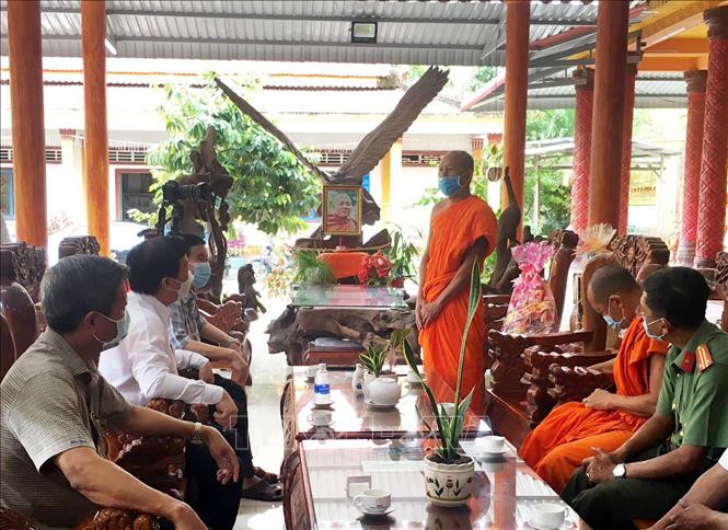 Lãnh đạo tỉnh Kiên Giang chúc mừng đồng bào Khmer nhân Lễ Sene Đôn ta tại chùa Cà Nhung, xã Định Hòa, huyện Gò Quao. Ảnh: Hồng Đạt - TTXVN