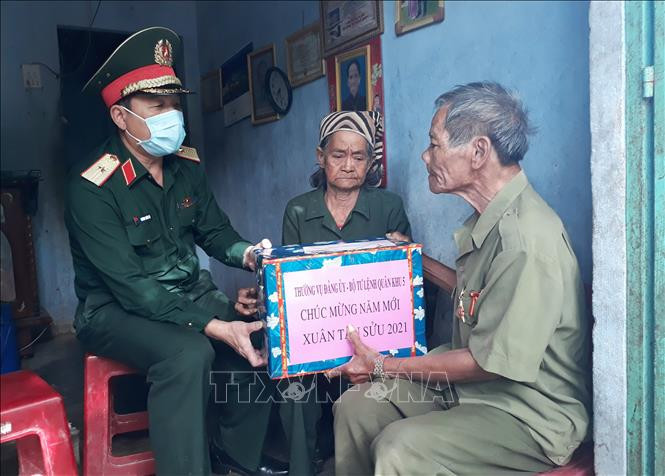 Thiếu tướng Trương Thiên Tô, Phó Chính ủy Quân khu 5 chúc Tết, tặng quà gia đình chính sách tại xã Phước Đại, huyện Bác Ái. Ảnh: Nguyễn Thành – TTXVN