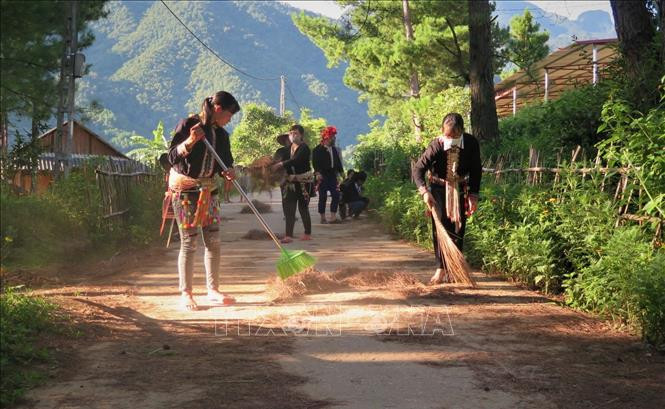 Hàng tuần, Hội Phụ nữ bản Nậm Sáng, xã Phúc Than, huyện Than Uyên (Lai Châu) quét dọn đường giao thông nông thôn. Ảnh: Việt Hoàng-TTXVN