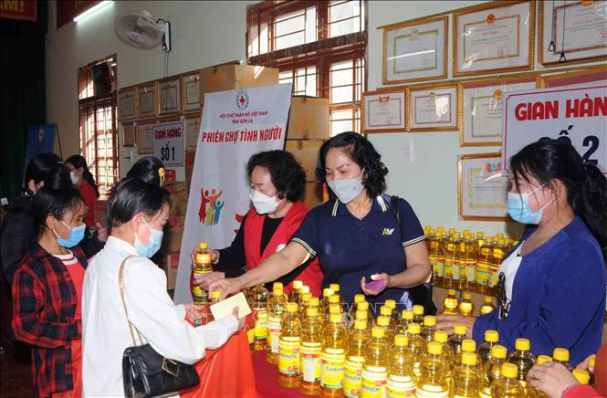 Người dân được mua các nhu yếu phẩm thiết yếu như: Gạo, dầu ăn, nước mắm, bột nêm, bánh kẹo, sữa… thông qua hình thức đổi phiếu mua hàng với giá 0 đồng. Ảnh: Quang Quyết-TTXVN