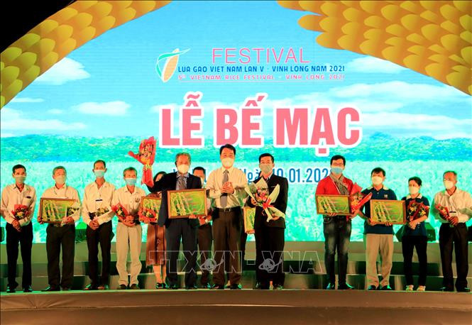 Chủ tịch UBND tỉnh Vĩnh Long Lữ Quang Ngời trao giải Nhất Cuộc thi Gạo ngon thương hiệu Việt cho Công ty cổ phần Tập đoàn Lộc Trời. Ảnh: Phạm Minh Tuấn-TTXVN.