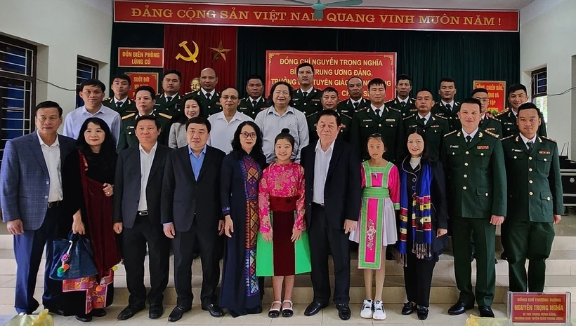 Trưởng Ban Tuyên giáo Trung ương Nguyễn Trọng Nghĩa: Không ngừng nâng cao trình độ chuyên môn nghiệp vụ, giữ vững an ninh trên tuyến biên giới