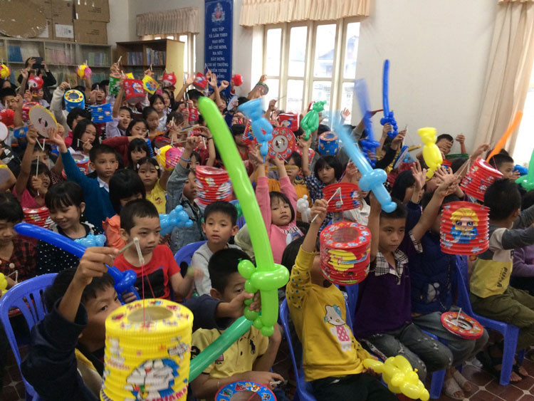 Tặng quà nhân dịp Tết Trung thu cho trẻ em có hoàn cảnh khó khăn ở Lâm Đồng 
