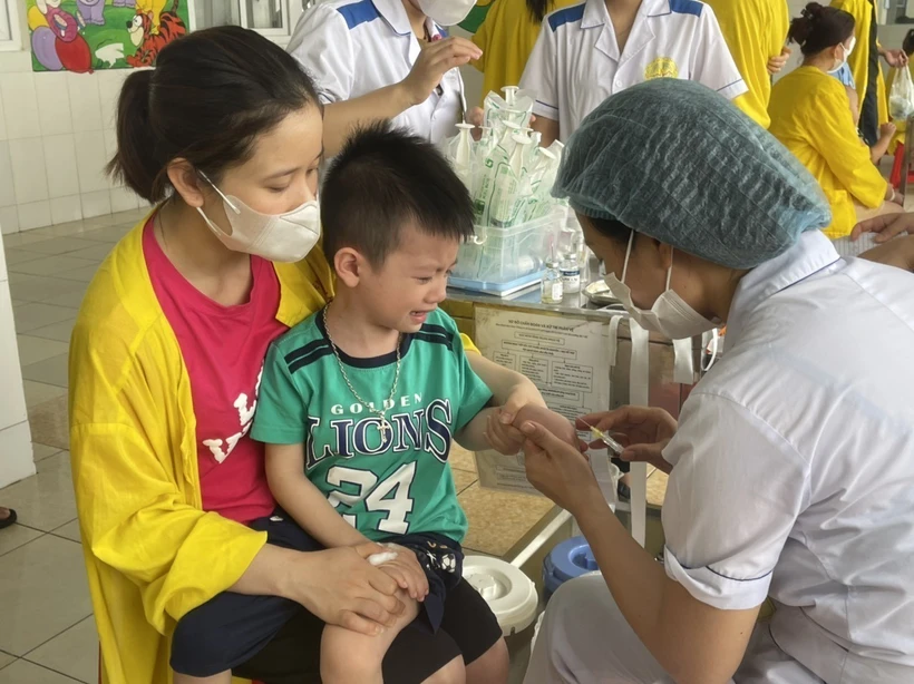 Nắng nóng kéo dài, người già, trẻ em nhập viện tăng cao