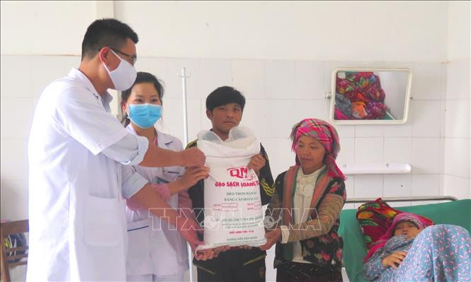 Người nhà bệnh nhân được hỗ trợ gạo và các suất ăn miễn phí từ các nguồn xã hội hóa khác của Trung tâm Y tế huyện Sìn Hồ (Lai Châu). Ảnh: Việt Hoàng-TTXVN