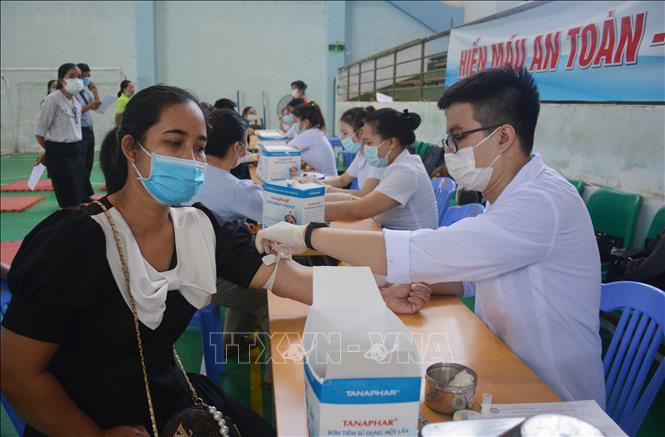 Đông đảo cán bộ, công nhân viên chức, người lao động, nhân dân đến đăng ký hiến máu, chủ động tuân thủ quy định về phòng, chống dịch. Ảnh: Hoài Thu – TTXVN.