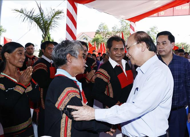 Chủ tịch nước Nguyễn Xuân Phúc thăm, tặng quà người có hoàn cảnh khó khăn tại Đắk Lắk