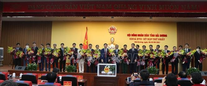 Ông Phạm Xuân Thăng, Ủy viên Trung ương Đảng, Bí thư Tỉnh ủy, Chủ tịch HĐND tỉnh Hải Dương và ông Triệu Thế Hùng, Phó Bí thư Tỉnh ủy, Chủ tịch UBND tỉnh Hải Dương nhiệm tặng hoa chúc mừng các tân Phó Chủ tịch UBND tỉnh và 19 vị Ủy viên UBND tỉnh Hải Dương
