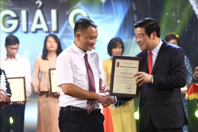Thủ tướng Nguyễn Xuân Phúc, các đồng chí lãnh đạo Đảng, Nhà nước và các đại biểu dự Lễ trao giải báo chí. Ảnh: Doãn Tấn - TTXVN