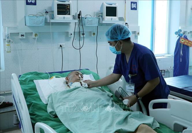 Các y, bác sỹ khoa hồi sức cấp cứu luôn tận tình, chu đáo chăm sóc cho bệnh nhân. Ảnh: Quý Trung - TTXVN