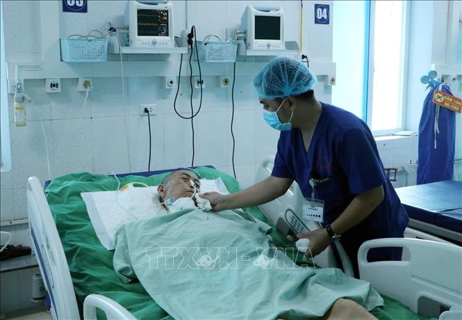 Các y, bác sỹ khoa hồi sức cấp cứu luôn tận tình, chu đáo chăm sóc cho bệnh nhân. Ảnh: Quý Trung - TTXVN