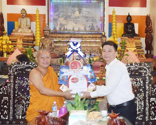 Đồng chí Nguyễn Bình Tân – Trưởng Ban Nội chính Tỉnh ủy tặng quà chúc Tết Chôl Chnăm Thmây 2022 chùa Chót xã Hưng Hội (huyện Vĩnh Lợi). Ảnh: Nhật Bình – TTXVN