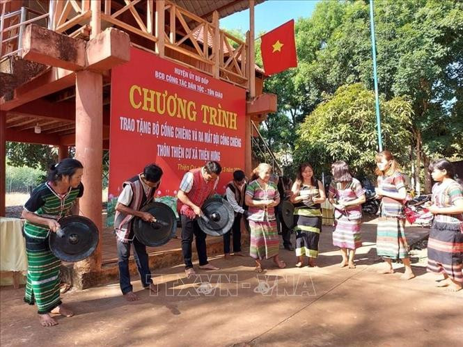 Bộ cồng chiêng mới được trao tại Nhà văn hóa cộng đồng thôn. Ảnh: K GỬIH -TTXVN