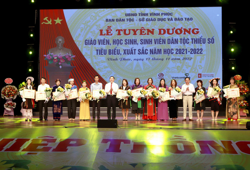 Trao Giấy khen của Ban Dân tộc tỉnh Vĩnh Phúc cho các giáo viên dân tộc thiểu số tiêu biểu. Ảnh: Hoàng Hùng - TTXVN
