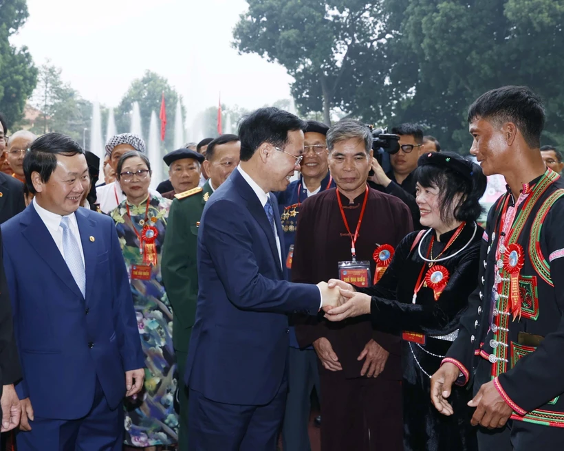 Nghệ nhân Vàng Nỏ Páo, tỉnh Hà Giang biểu diễn khèn của người Mông tại buổi gặp mặt. Ảnh: Thống Nhất – TTXVN