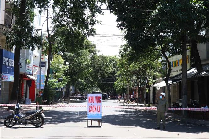 Cơ quan chức năng tiến hành phong tỏa khu dân cư có bệnh nhân nhiễm COVID-19 đoạn từ ngã tư Hoàng Diệu – Lý Thường Kiệt đến ngã tư Hoàng Diệu – Hai Bà Trưng, phường Thắng Lợi. Ảnh: Tuấn Anh – TTXVN