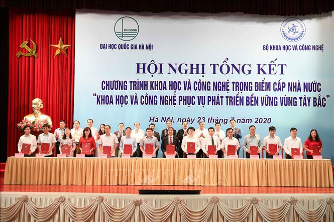 Lễ ký kết bàn giao sản phẩm Khoa học và Công nghệ cho các tỉnh vùng Tây Bắc. Ảnh: Thanh Tùng - TTXVN