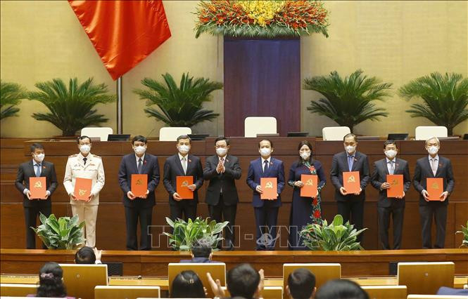 Chủ tịch Quốc hội Vương Đình Huệ trao Quyết định về việc thành lập Tổ đảng và chỉ định Tổ trưởng Tổ Đảng ở Thường trực Hội đồng Dân tộc, các Uỷ ban của Quốc hội. Ảnh: Doãn Tấn - TTXVN
