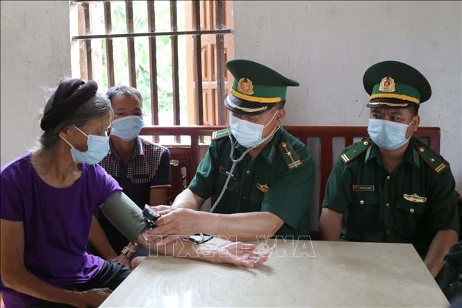 Quân y đồn Biên phòng Bình Nghi (Lạng Sơn) khám sức khỏe định kỳ cho người dân địa bàn xã biên giới. Ảnh: Quang Duy - TTXVN