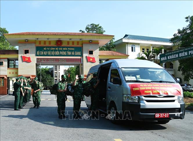 Lãnh đạo Bộ Chỉ huy Bộ đội Biên phòng tỉnh Hà Giang động viên các cán bộ quân y Bộ đội Biên phòng lên đường thực hiện nhiệm vụ phòng chống dịch COVID-19 tại các tỉnh, thành phố phía Nam. Ảnh: TTXVN phát