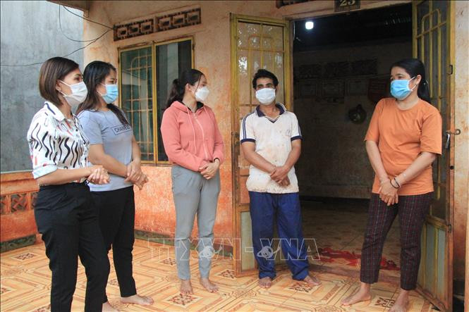 Chị Thị Bình (bên phải) tặng nhiều nền đất cho bà con nghèo. Ảnh: K GỬIH -TTXVN