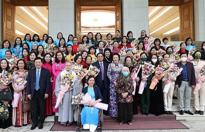 Thủ tướng Phạm Minh Chính với các đại biểu phụ nữ tiêu biểu. Ảnh: Dương Giang-TTXVN 