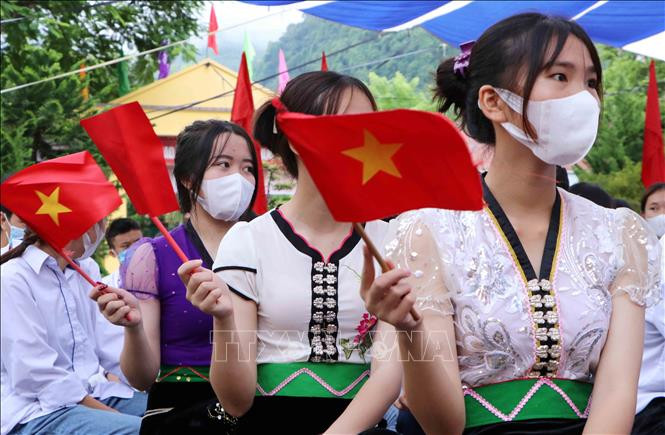 Các em học sinh dự lễ khai giảng năm học mới tại Trường THPT Phong Thổ, huyện Phong Thổ, tỉnh Lai Châu. Ảnh: Nguyễn Oanh-TTXVN.