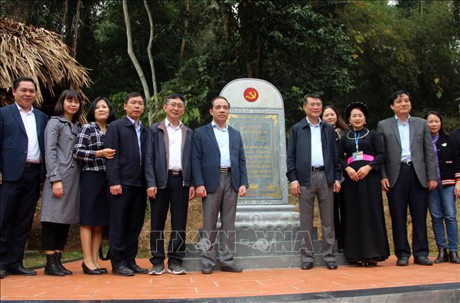 Các đại biểu chụp ảnh lưu niệm tại Khu di tích lịch sử của Văn phòng Trung ương Đảng ở thôn Khuôn Điển, xã Kim Quang. Ảnh: Quang Cường – TTXVN