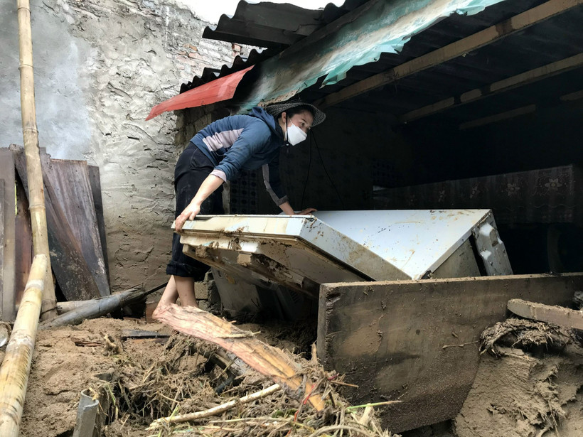 Người dân khối 1, thị trấn Mường Xén, Kỳ Sơn (Nghệ An), cố gắng tìm kiếm những tài sản còn sót lại sau trận lũ quét. Ảnh: Văn Tý-TTXVN
