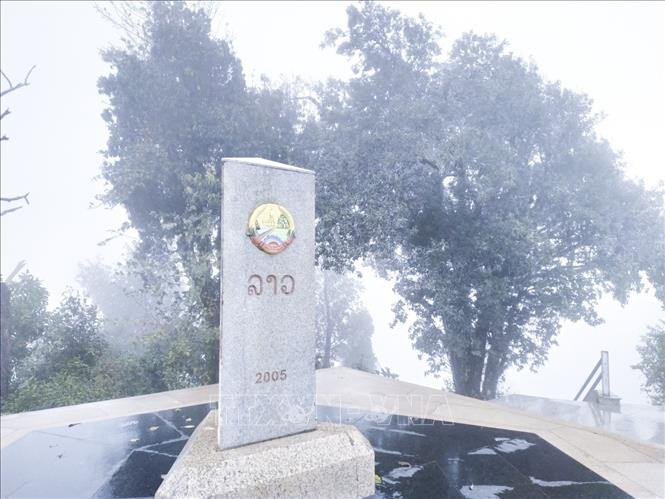 Khu vực cột mốc số 0, nơi phân định ranh giới giữa ba nước Việt Nam, Lào, Trung Quốc, băng tuyết cũng đã phủ trắng các ngọn cây và tiếp tục dày lên. Ảnh: TTXVN phát