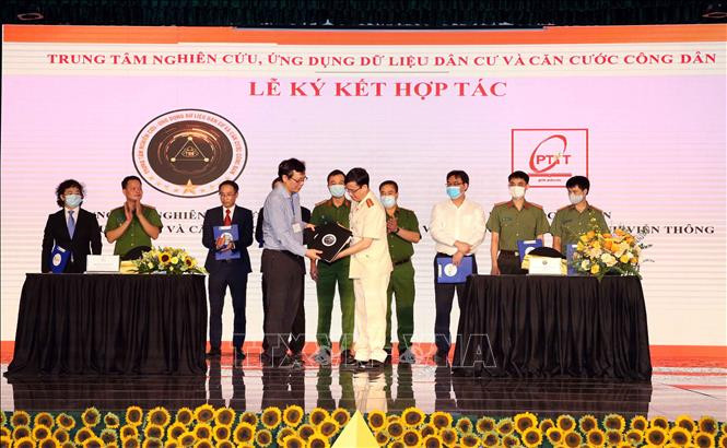 Lễ ký kết biên bản hợp tác giữa Trung tâm nghiên cứu, ứng dụng dữ liệu dân cư và căn cước công dân với các đối tác, doanh nghiệp tiềm năng. Ảnh: Phạm Kiên - TTXVN