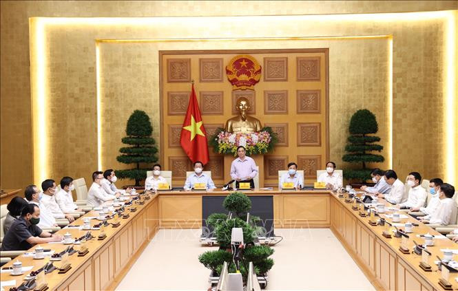 Thủ tướng Phạm Minh Chính chúc mừng các nhà báo đã có nhiều đóng góp cho sự nghiệp báo chí. Ảnh: Dương Giang-TTXVN