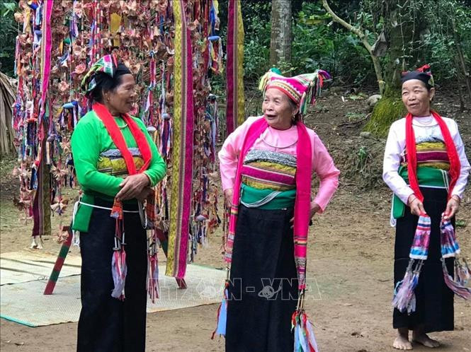 Nhiều năm qua, bà Phạm Thị Tắng (giữa) đã miệt mài truyền dạy lại các điệu múa, lời hát Pồn Pôông cho các thế hệ người Mường. Ảnh: Khiếu Tư - TTXVN