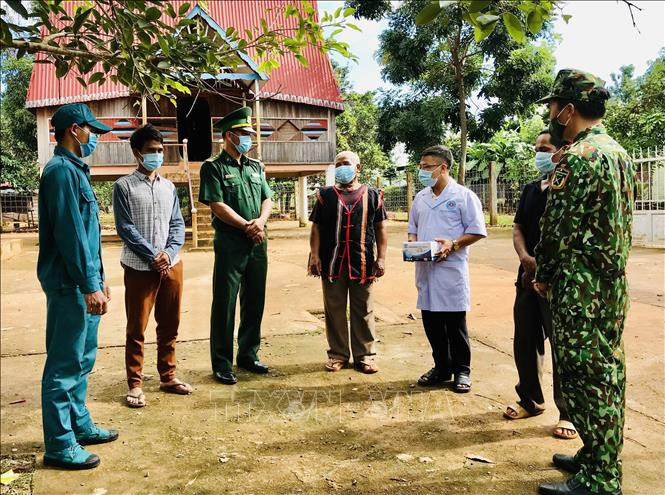 Già làng, người có uy tín trong các thôn, làng phối hợp với các lực lượng bộ đội, chính quyền tỉnh Gia Lai tuyên truyền công tác phòng, chống dịch cho người dân tuyến biên giới, đảm bảo một cái Tết an toàn cho nhân dân vùng biên. Ảnh: Hồng Điệp - TTXVN
