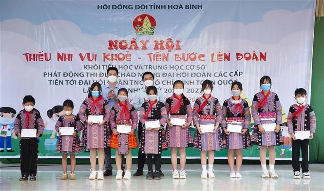 Đại diện Tỉnh đoàn Hòa Bình trao tặng 20 suất học bổng cho các học sinh của trường tiểu học và Trung học cơ sở Pà Cò, xã Pà Cò, Mai Châu. Ảnh: Trọng Đạt - TTXVN 