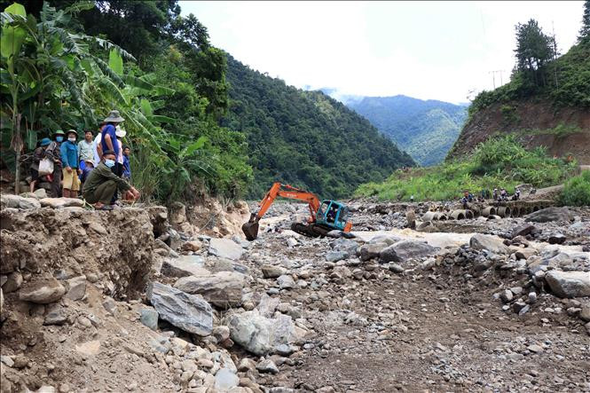 Phương tiện, máy móc được huy động để đảm bảo giao thông trên tỉnh lộ 109 đoạn qua xã Nặm Păm bị cuốn trôi. Ảnh: Hữu Quyết - TTXVN