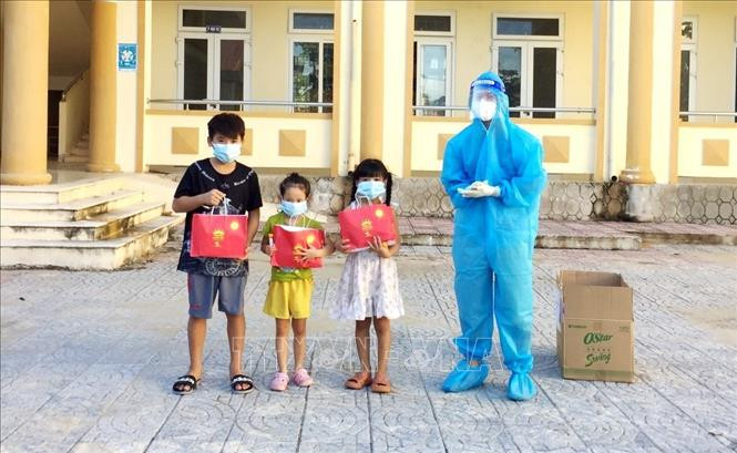 Những phần quà Trung thu đến với trẻ em tại các khu điều trị, cách ly phòng chống dịch COVID-19. Ảnh: TTXVN phát
