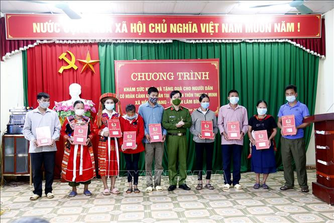 Trao căn cước công dân cho người dân thôn Thượng Minh. Ảnh: Nam Sương - TTXVN