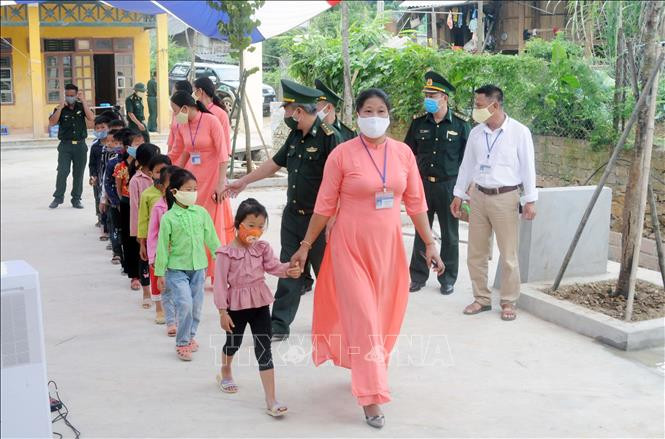 Cô trò trường Tiểu học bản Mơ Tươi, xã Lóng Phiêng, huyện Yên Châu, tỉnh Sơn La trong ngày khánh thành. Ảnh: Quang Quyết-TTXVN