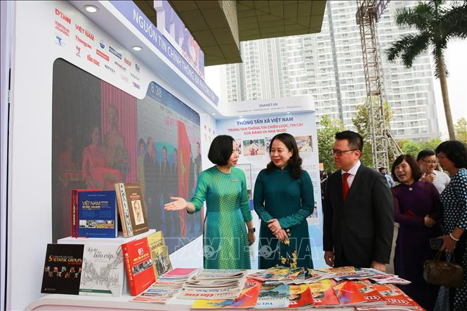 Phó Chủ tịch nước Võ Thị Ánh Xuân thăm gian trưng bày các ấn phẩm báo chí của TTXVN. Ảnh: TTXVN