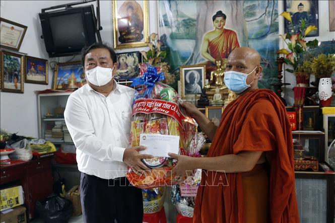 Chủ tịch Ủy ban Mặt trận Tổ Quốc Việt Nam tỉnh Cà Mau Trần Văn Hiện tặng quà cho các vị chức sắc, sư sãi Chùa Monivongsa Bopharam. Ảnh: Kim Há-TTXVN