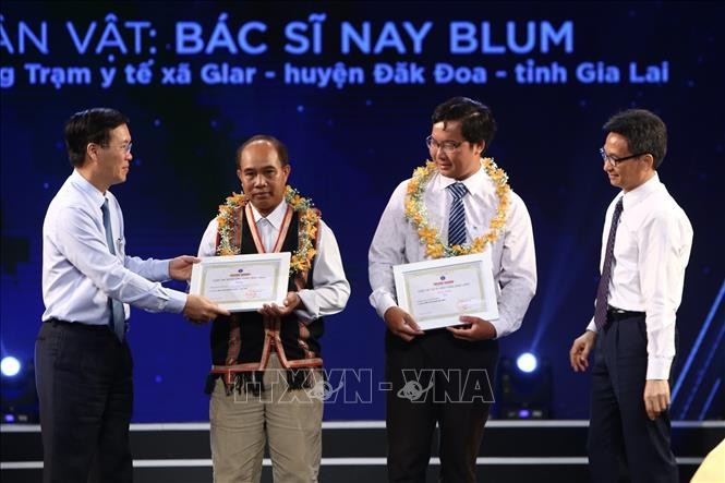 Ủy viên Bộ Chính trị, Bí thư Trung ương Đảng, Trưởng Ban Tuyên giáo Trung ương Võ Văn Thưởng và Phó Thủ tướng Chính phủ Vũ Đức Đam trao giải Đặc biệt cho tác giả Hà Văn Đạo và nguyên mẫu Nay Blum (Trạm trưởng Trạm y tế xã Glar, huyện Đăk Đoa, tỉnh Gia Lai